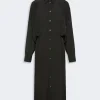 Black button-down shirt dress with long sleeves, collar, and midi length.】【Long-sleeve black dress with a button-front placket and gold-toned buttons.】【Black midi shirt dress with a pointed collar and buttoned front.】【Women's black button-front dress with cuffed sleeves and waist seam.】【Elegant black shirt dress in midi length with gold buttons down the front.