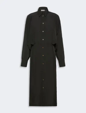 Black button-down shirt dress with long sleeves, collar, and midi length.】【Long-sleeve black dress with a button-front placket and gold-toned buttons.】【Black midi shirt dress with a pointed collar and buttoned front.】【Women's black button-front dress with cuffed sleeves and waist seam.】【Elegant black shirt dress in midi length with gold buttons down the front.