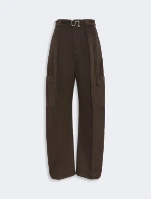 Brown cargo pants with a belt, straight wide legs and large side pockets, full-length.